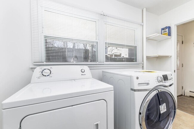 Building Photo - 770 University Ave