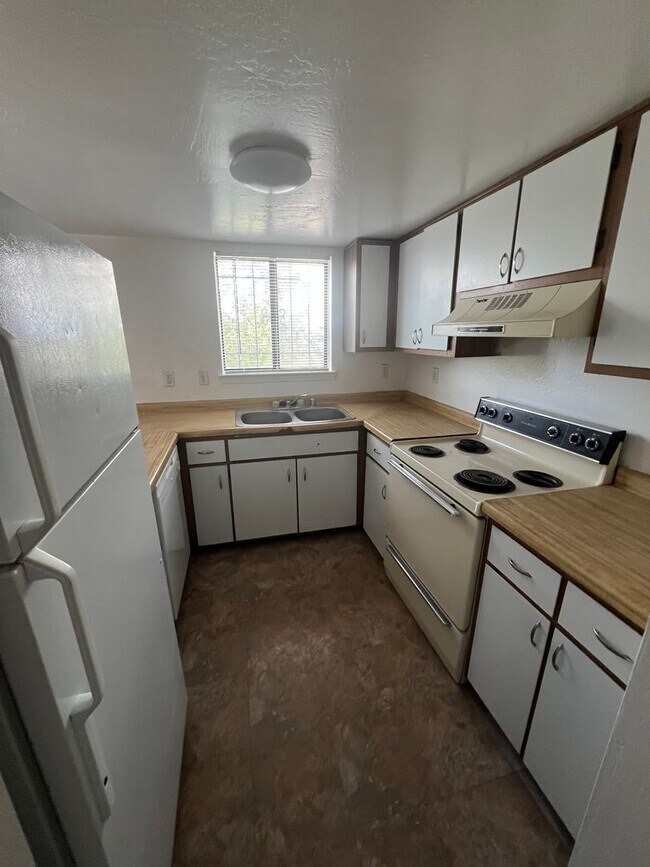 Building Photo - 1213 Dickerson Dr SE