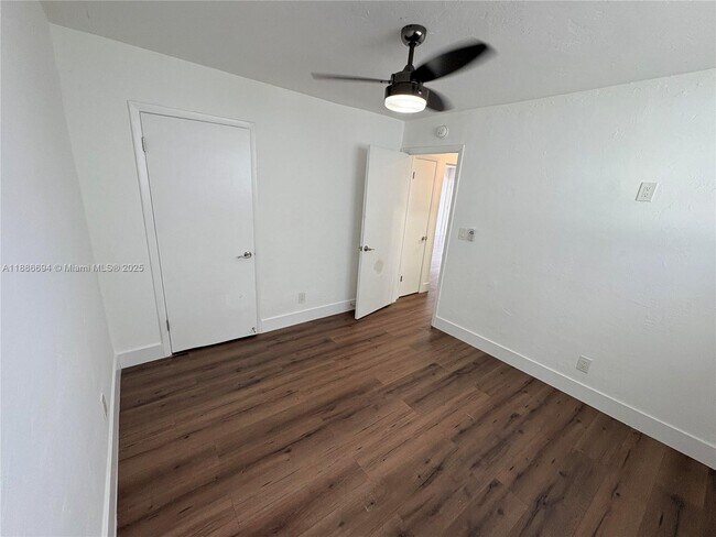 Building Photo - 505 NE 30th St