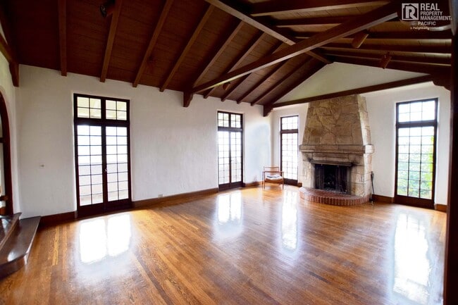 Building Photo - Timeless 4 Bedroom in West Montclair