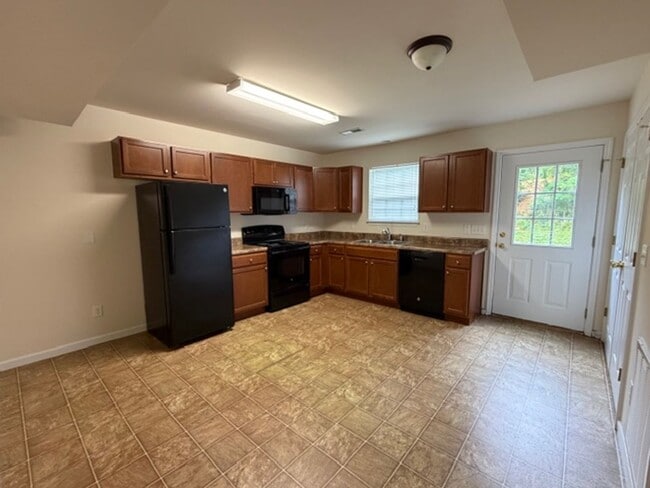 Building Photo - **MOVE IN SPECIAL, FREE FIRST MONTHS RENT ** 2Bedroom, 1.5 Bath Townhouse
