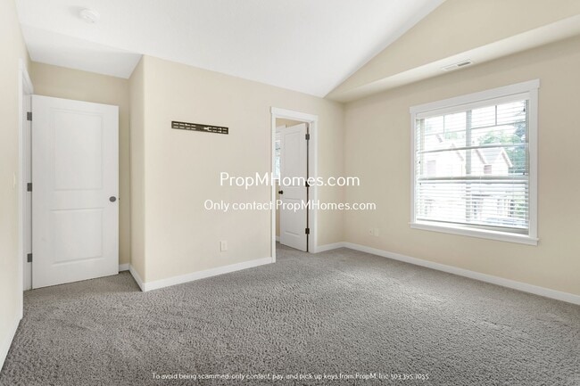 Building Photo - Spacious Three-Bedroom Condo Awaits in Des...