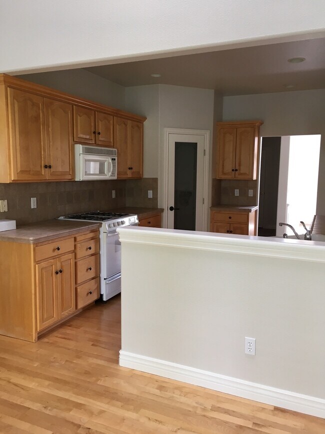 Building Photo - 576 E Riverchase Way