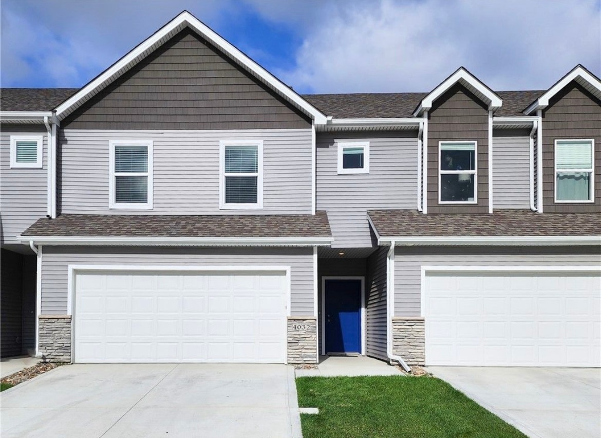 2 car garage + guest parking - 4032 NE Timber Ln