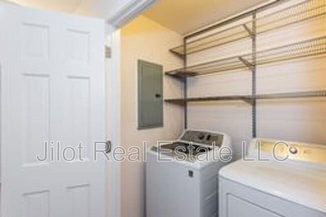 Building Photo - 1647 Executive Park Ln NE