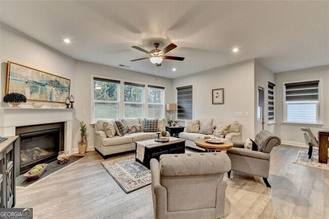 Building Photo - 811 Pineberry Ct