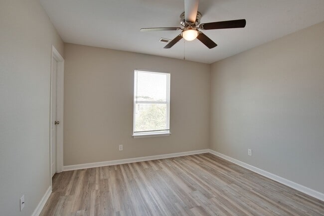 Building Photo - 128 Farmington Dr