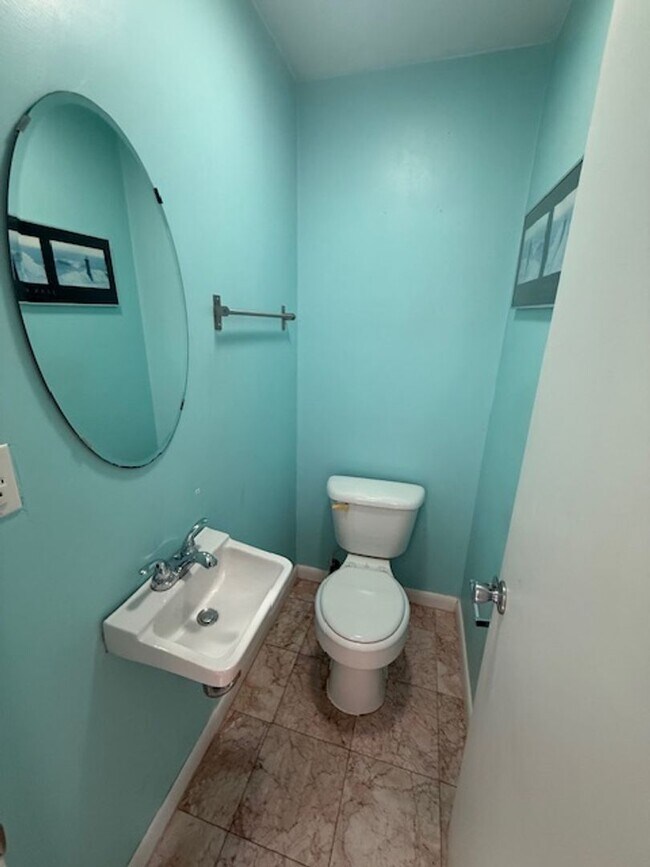 Building Photo - Bright Loft-Style 2-Bedroom in Center City...