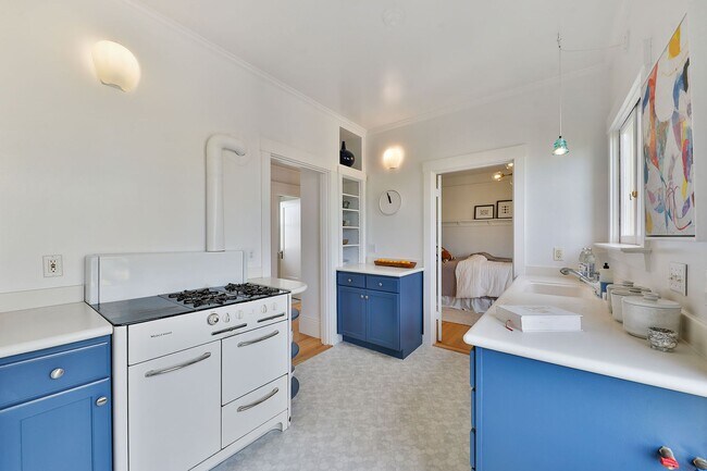 Building Photo - Cole Valley: Bright Top Floor Unfurnished 1 Bed 1 Bath with Garage Parking