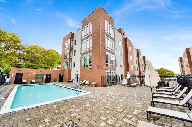 Building Photo - 625 N MacQuesten Pkwy