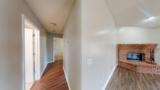 Building Photo - 3Bed/ 2Bath Home - Available Now!