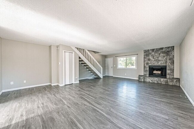 Building Photo - 3 Bed 2 Bath Townhouse, newly renovated! -...