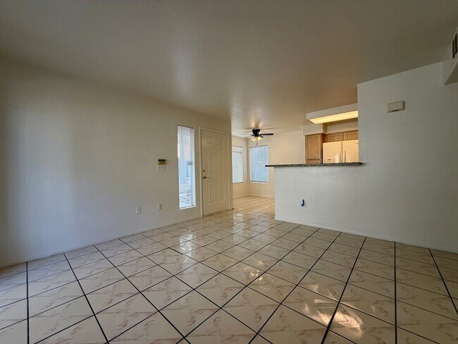 Building Photo - SE 2 bedroom condo in gated community