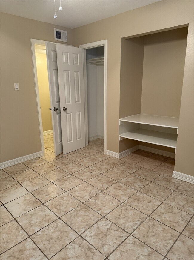 Building Photo - 712 Memorial Mews St