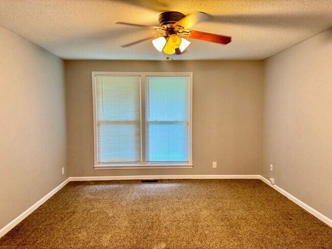 Building Photo - Exit 8! Rossview School. 4 Bed/2 Bath over 1700 Sq.ft!