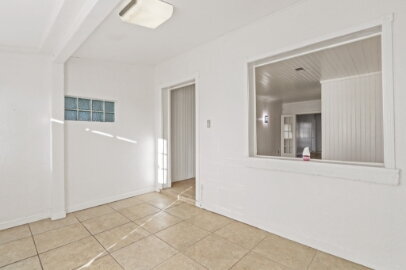 Building Photo - Beautiful Kern Place- 4 bedrooms, 3 baths and Refrigerated AC.