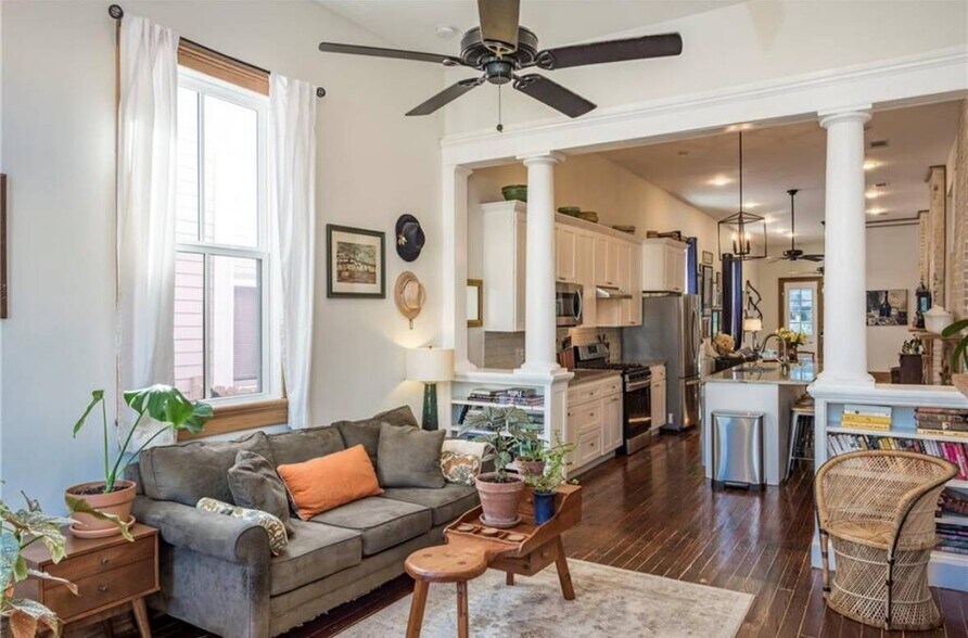 Building Photo - 620 S Lopez St