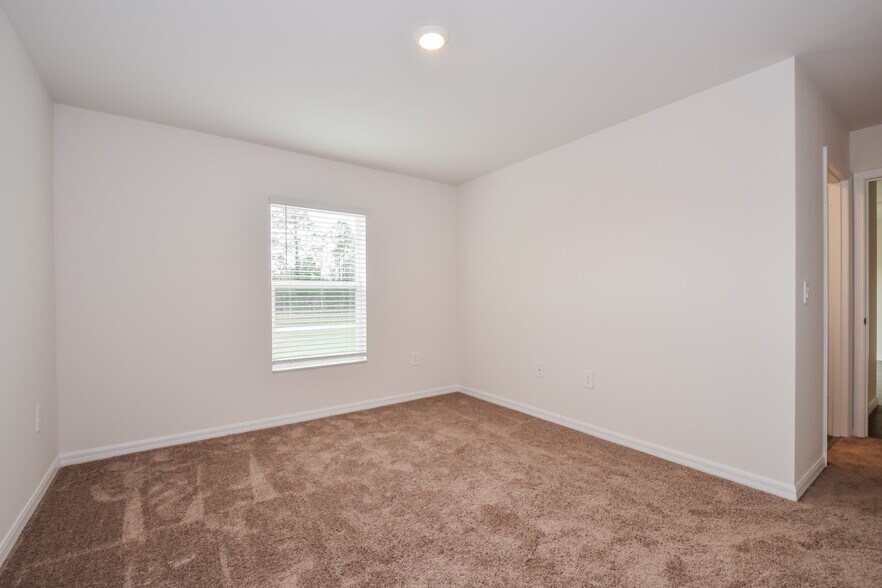 Building Photo - 879 Youngreen Dr