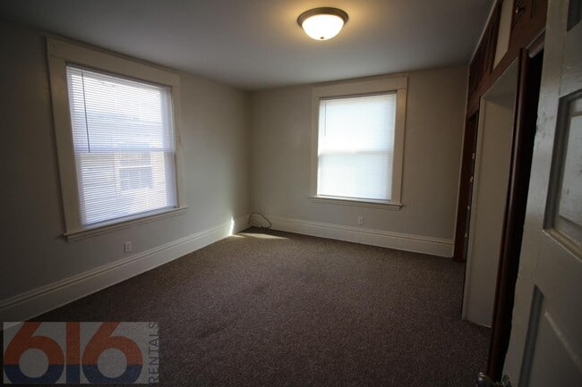 Building Photo - 243 Valley Ave NW