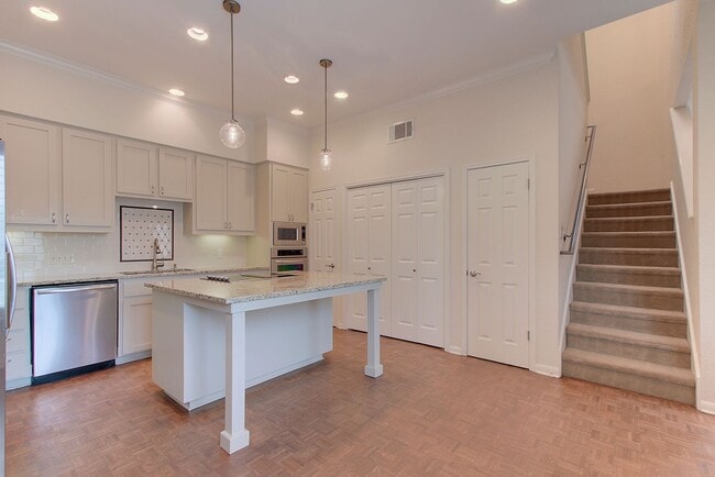 Building Photo - Rare 3 BR / 2.5 BA /  2 Car Garage Westlak...