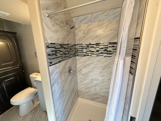 Building Photo - 3 Bedroom Home with Large Yard