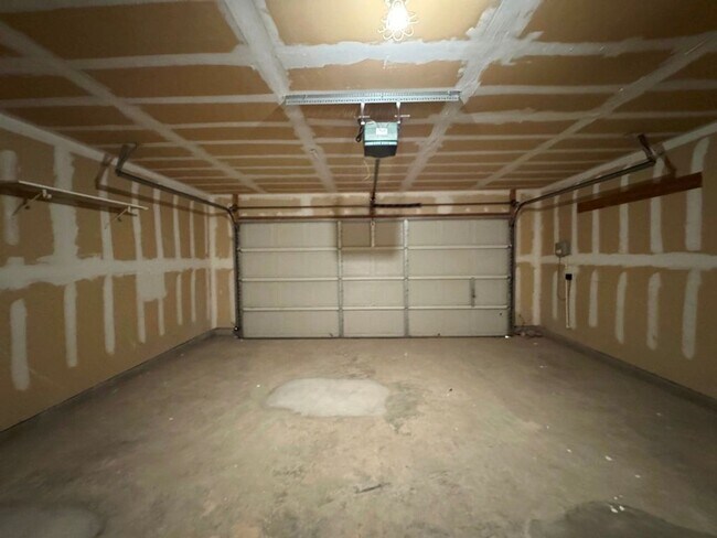 Building Photo - One-story brick home in popular Stoneridge Subdivision!