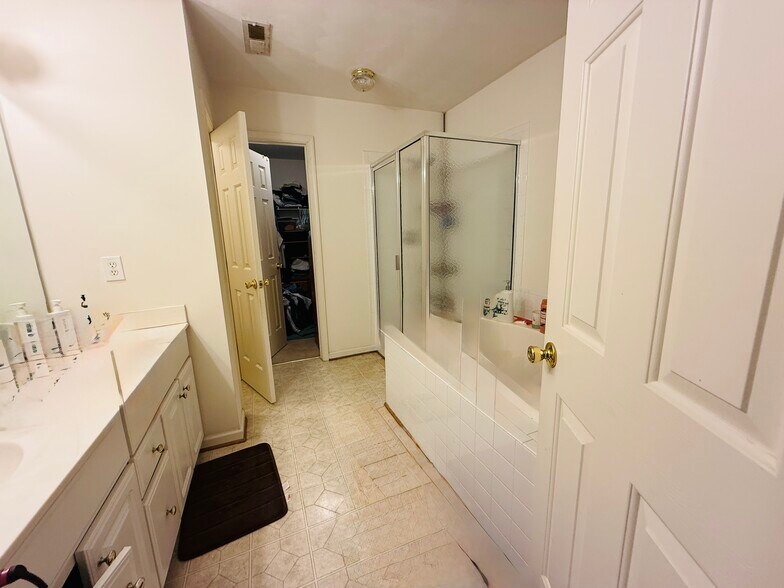 Main bathroom - 1308 Crosswood Ln