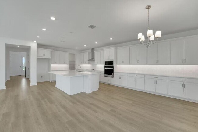 Building Photo - "Spacious 4-Bedroom Gem with 3 Full Baths in Charming Winter Garden!"
