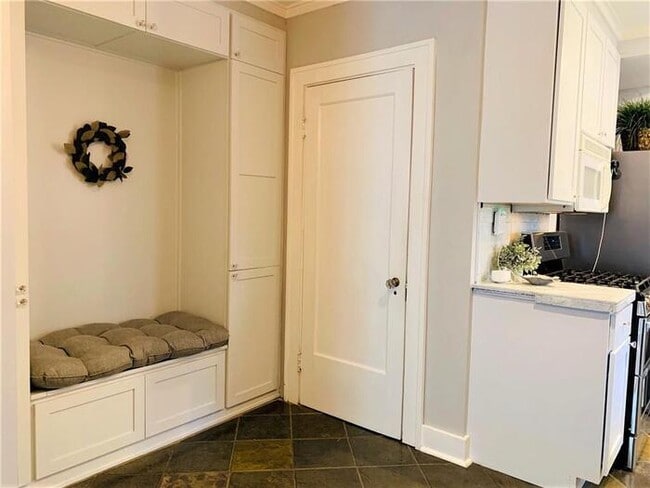 Building Photo - Large bright and clean Brookside home