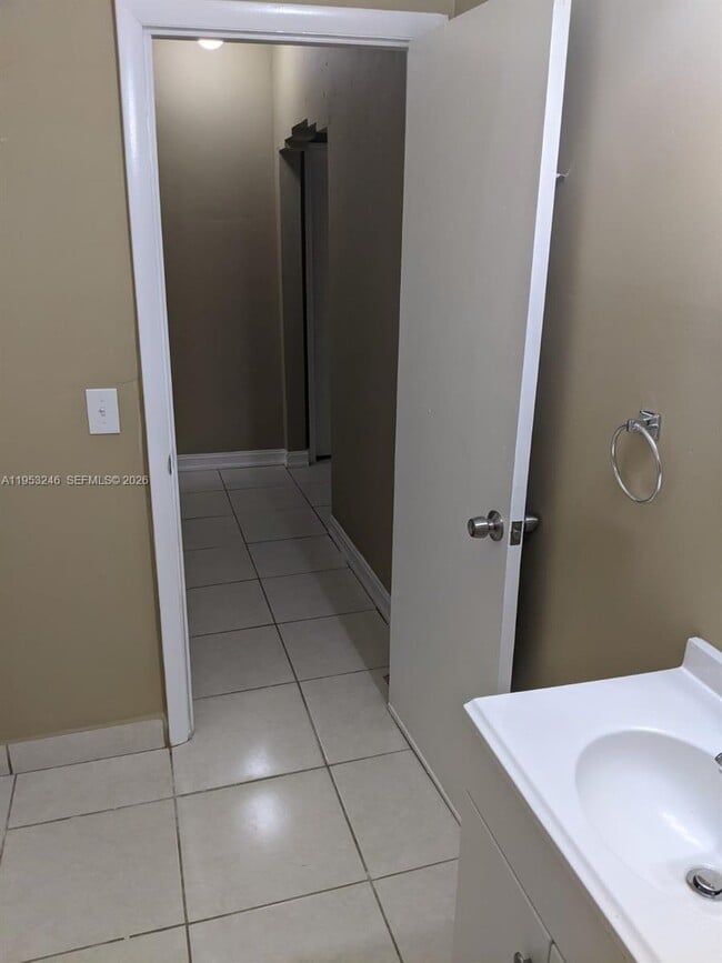 Building Photo - 928 SW 8th Ave