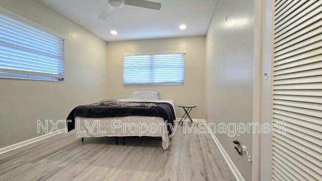 Building Photo - 4279 Island Cir