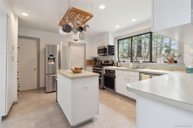 Building Photo - 49 Twin Lakes Rd