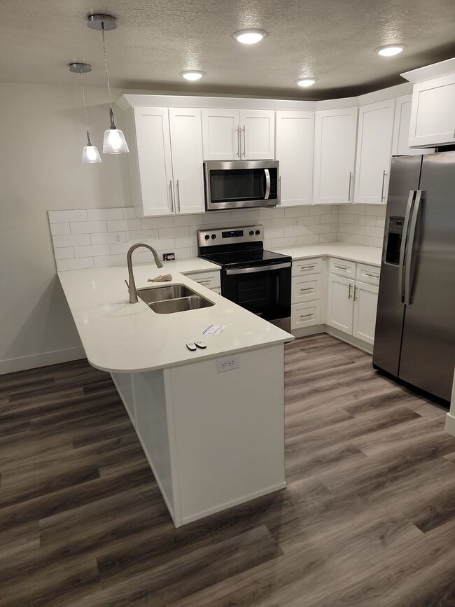 Building Photo - 2 Weeks Free Rent in May! West Haven 3 bed...