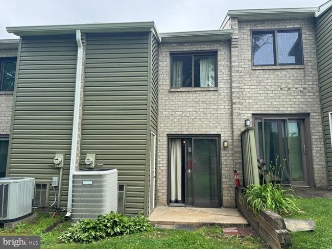Building Photo - 603 Valley Dr