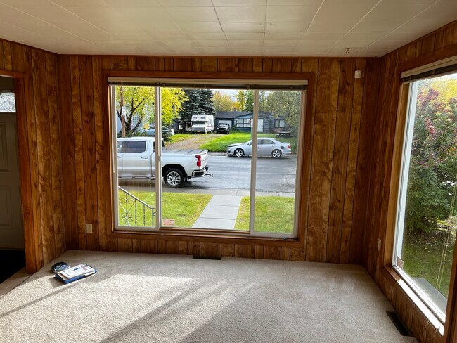 Living Room - Mountain View - 1428 Latouche St