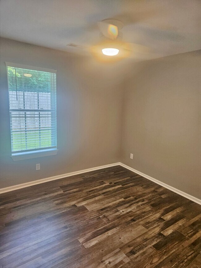 Building Photo - 4 Bedroom, 2 Bath