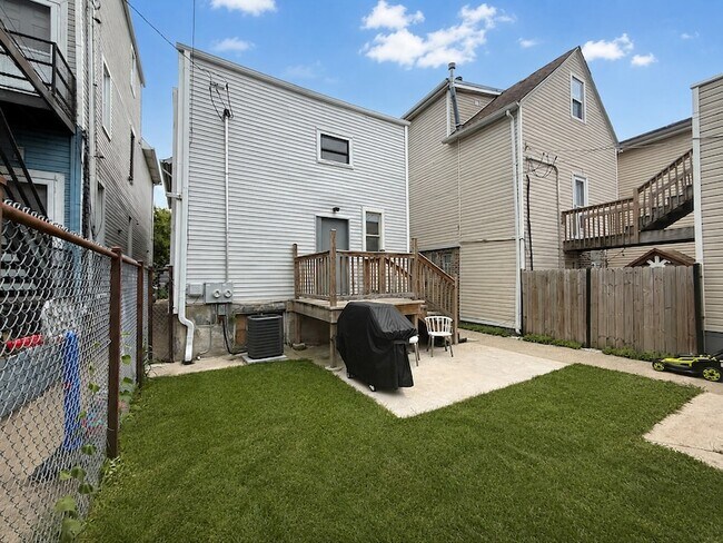 Building Photo - 1830 N Mozart St