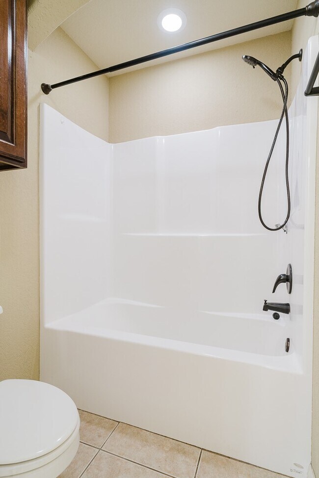 Building Photo - 602 SW Barn Valley Rd