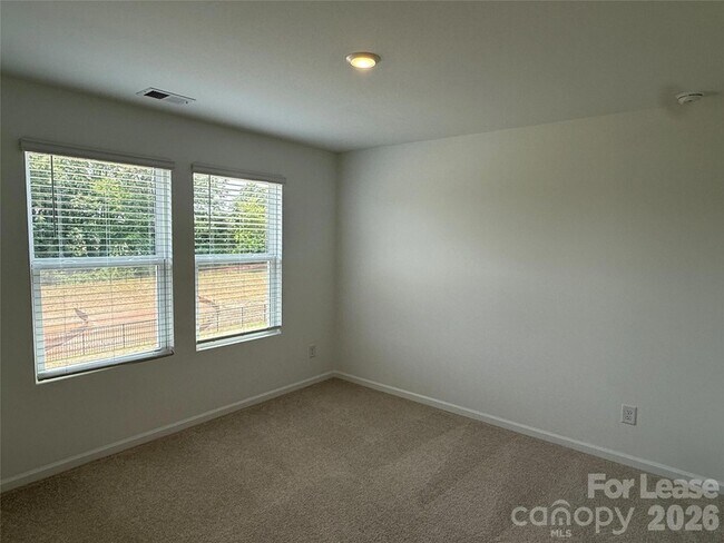 Building Photo - 404 Silver Birch Ct