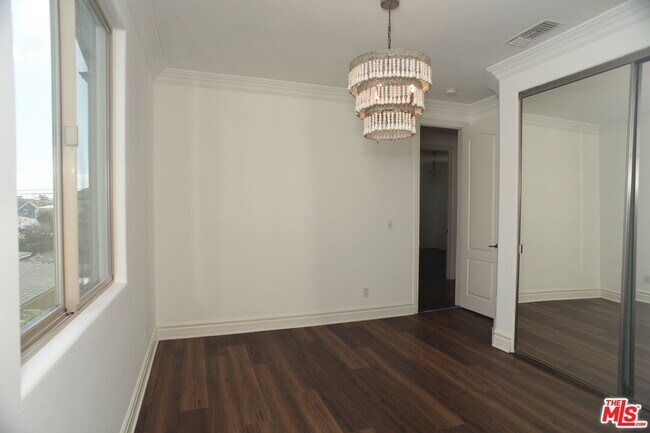 Building Photo - 2005 Robinson St