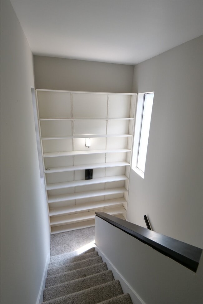 Building Photo - 9526 Val Verde St