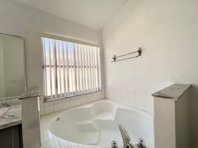 Building Photo - Beautifully Updated 3 bedroom 2 bath home ...
