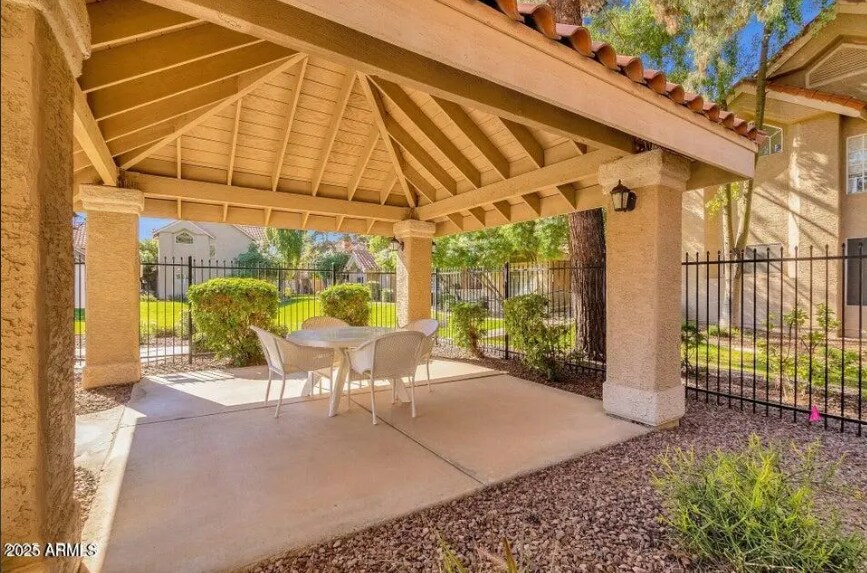 Building Photo - 1633 E Lakeside Dr