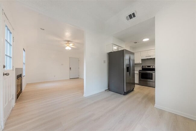 Building Photo - 1702 Ireland Dr
