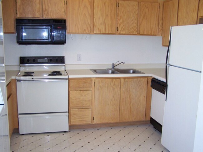 Building Photo - 3 Bedroom 2 Bathroom Top Apartment