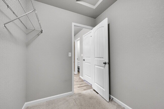 Building Photo - $2,150 - 3 Bed, 2.5 Bath Updated Townhome ...