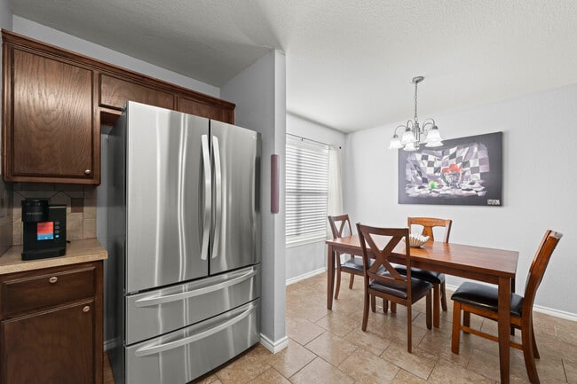 Building Photo - Cline