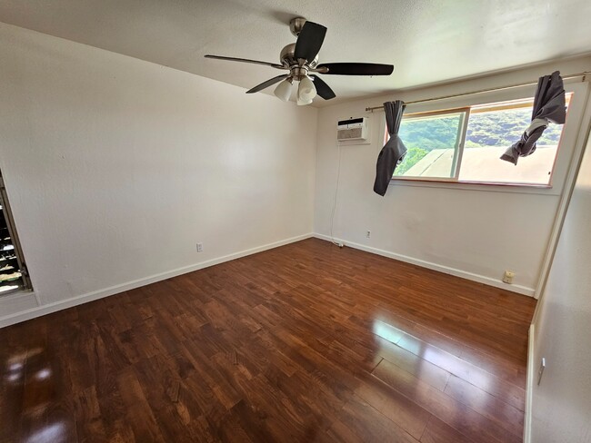 Building Photo - Spacious 8-Bedroom Family Home with Permit...