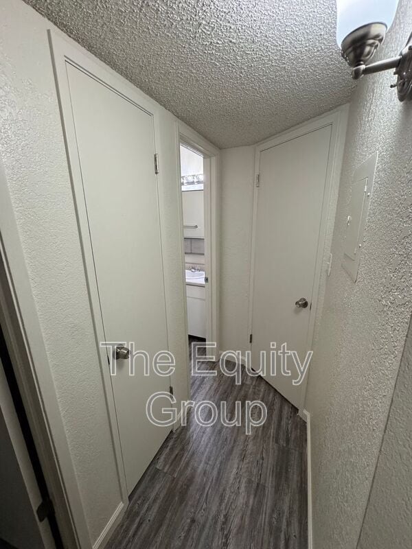 Building Photo - 1402 W Elowin Ave