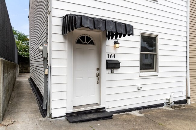 Building Photo - Luxury Rental - South Side Flats